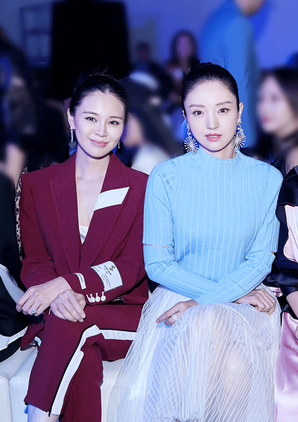 董璇佟丽娅合照似亲姐妹,简约穿搭显露少女感,年龄越大越娇嫩?