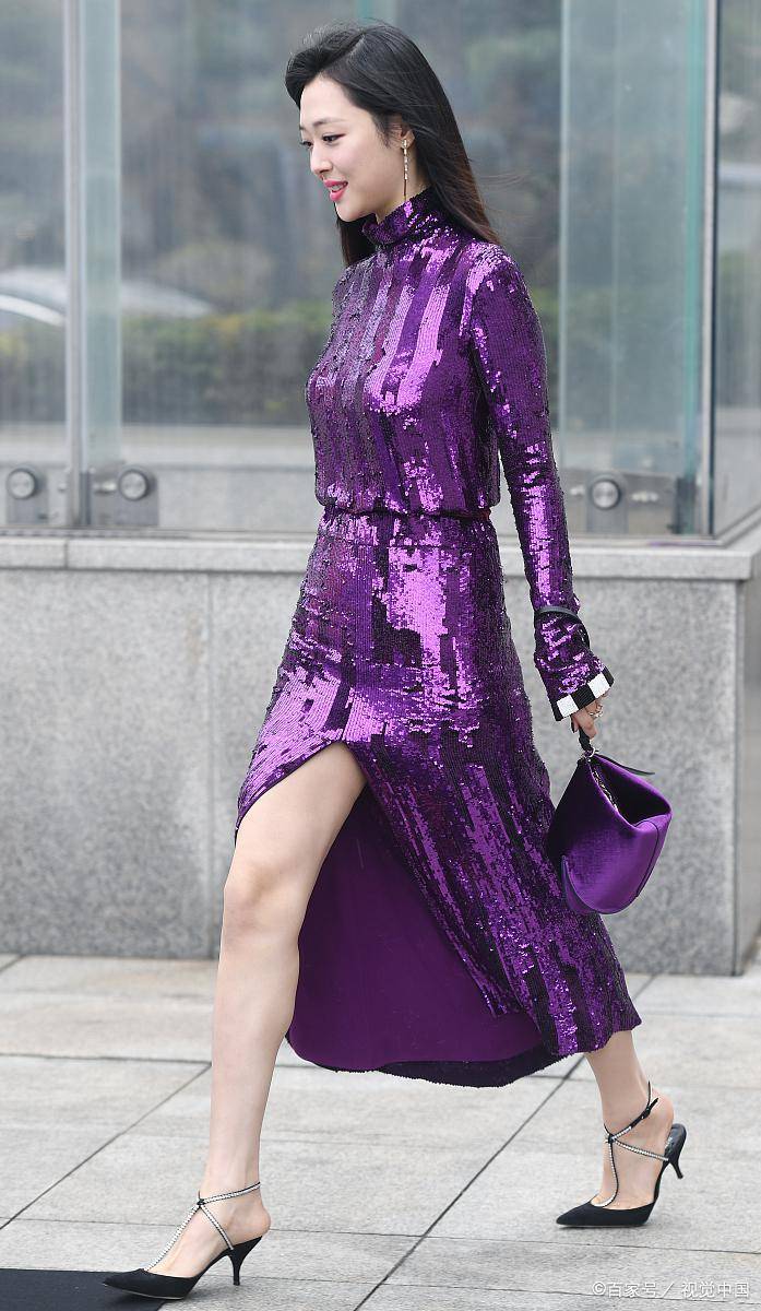 原创美女崔雪莉穿紫色长裙气质高贵典雅,尖头高跟鞋增添成熟与妩媚