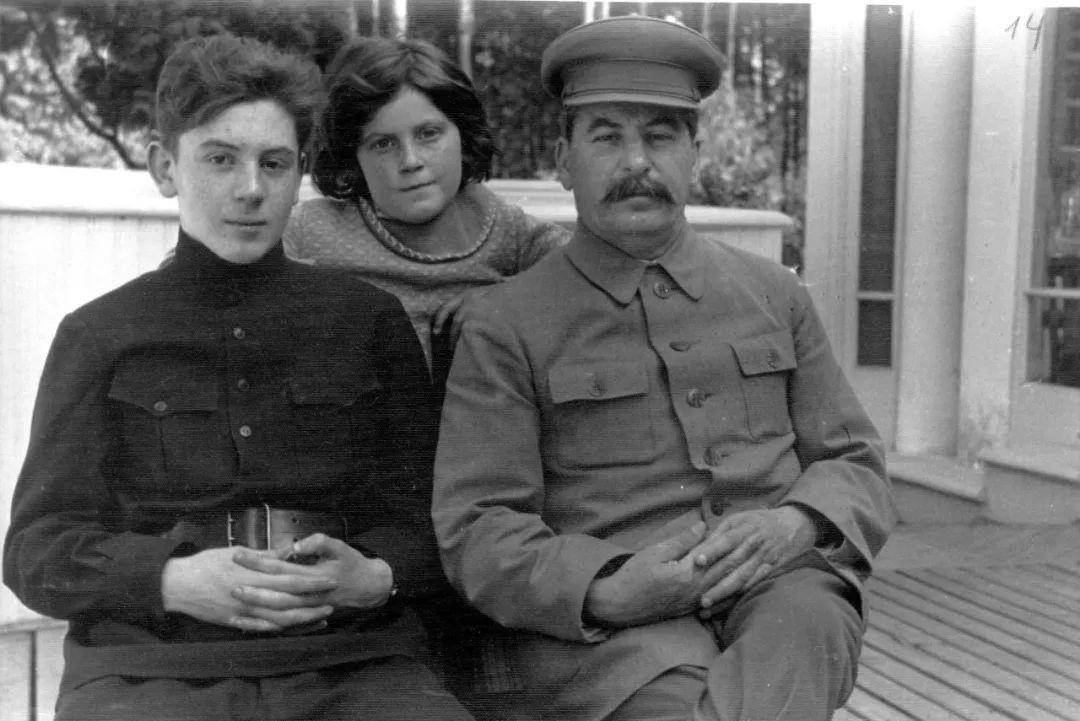 1935年,约瑟夫·斯大林和他的两个孩子(瓦西里和斯维特拉娜).08