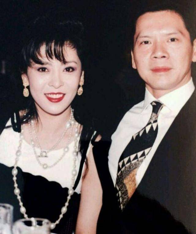 女儿向咏恒是和前妻丁佩所生,儿子向佐和向佑是现在的向太陈岚所生