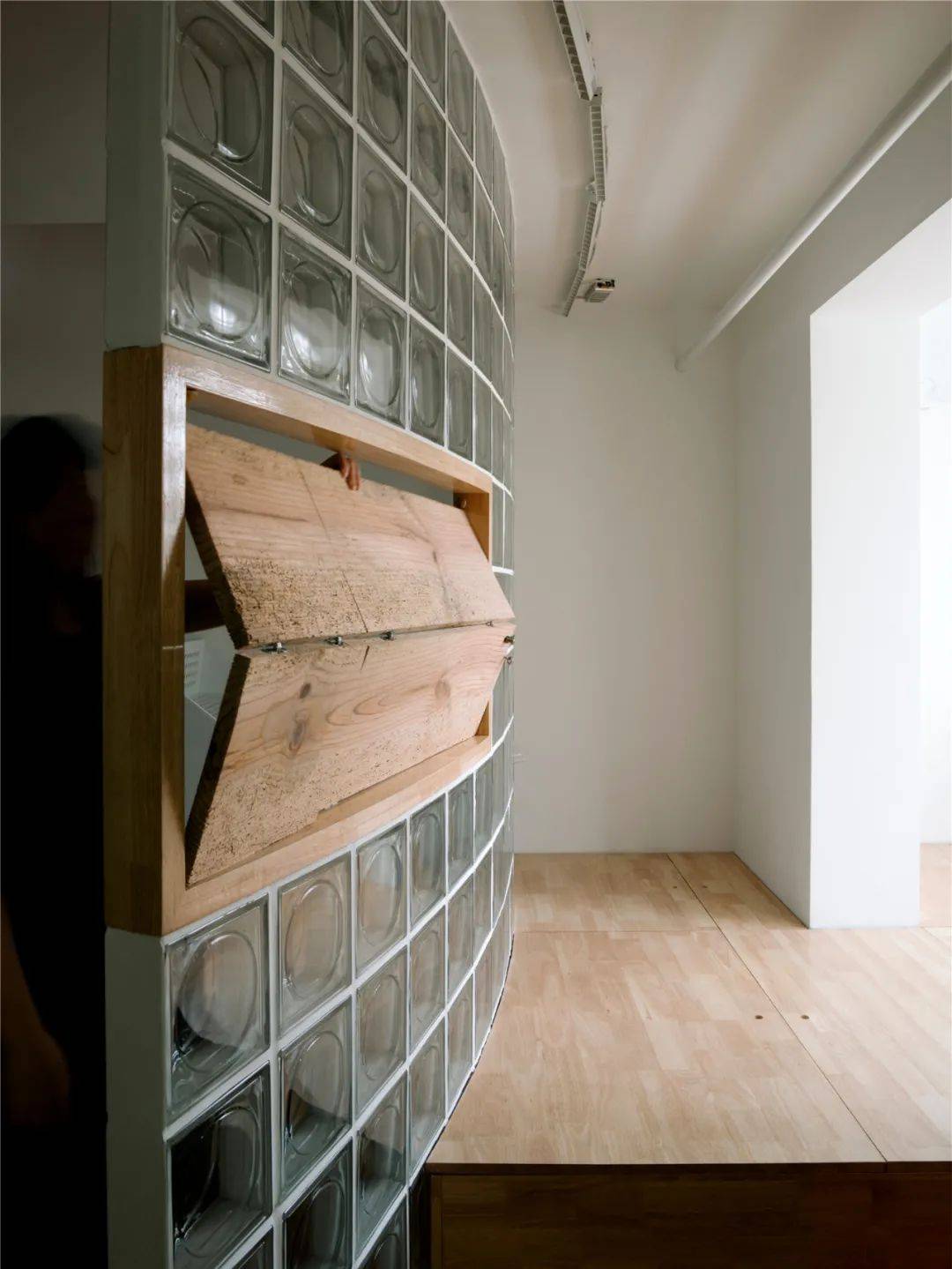 一层客厅卧室的弧形玻璃砖墙与木折叠窗 孙海霆