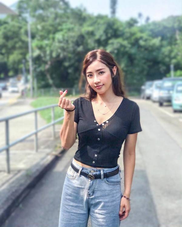 在tvb剧组导演的鼓励下,利颖怡考入tvb第26期艺人训练班,自此彻底转行