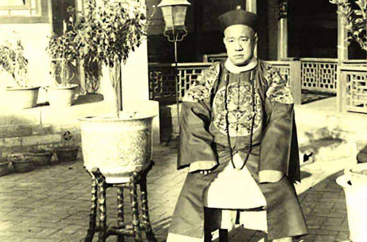 所以随行人员大臣并不算多,随行皇族有端郡王载漪,庆亲王奕劻,肃亲王
