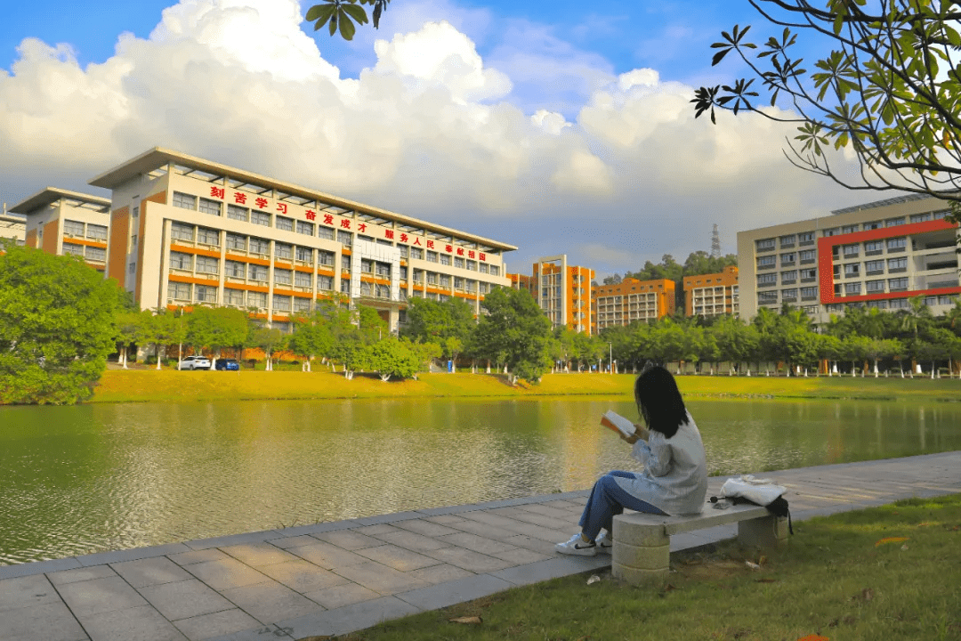 走进城理|广州城市理工学院拍了拍你并说:"来!