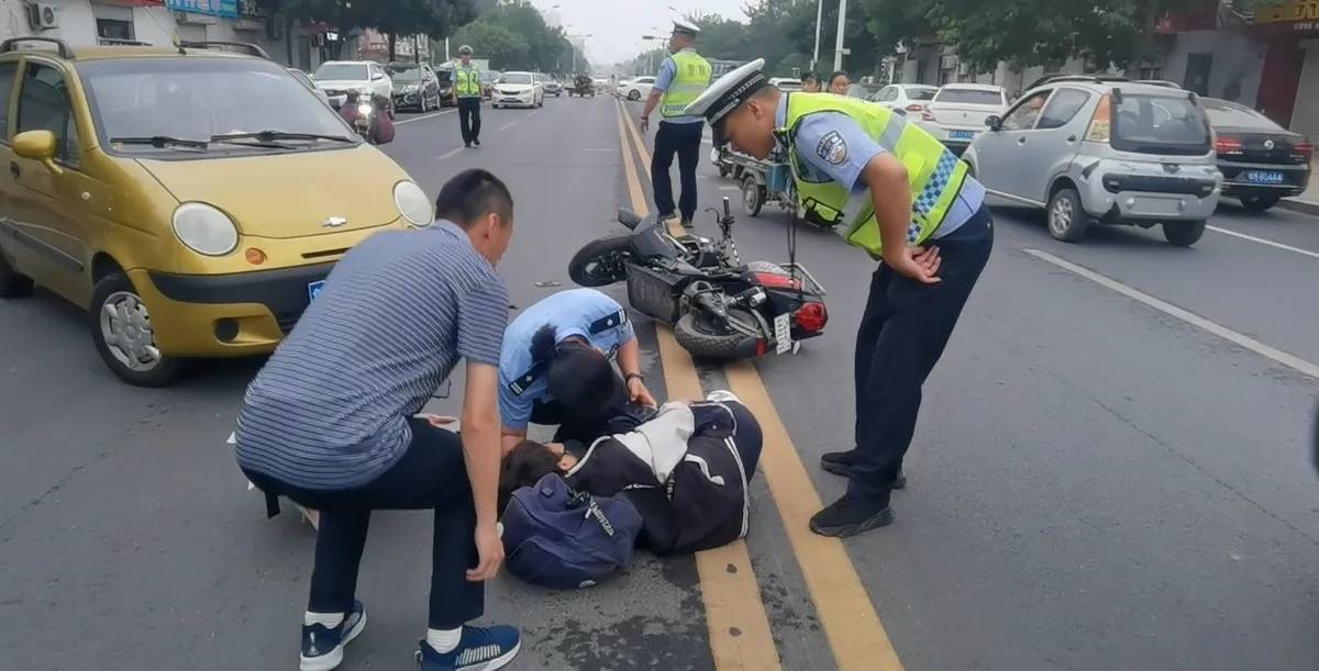 山东滨州: 学生遇交通事故受伤倒地 ! 交警跪地急救