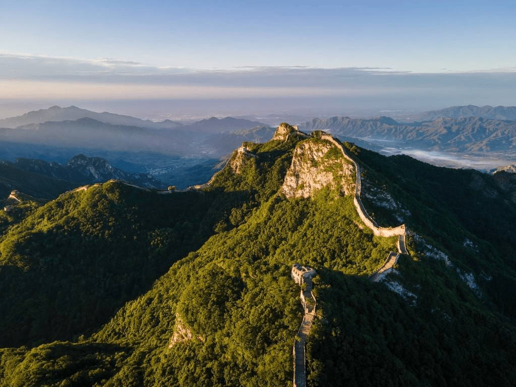 航拍清晨北京箭扣长城 屹立崇山峻岭雄伟壮观