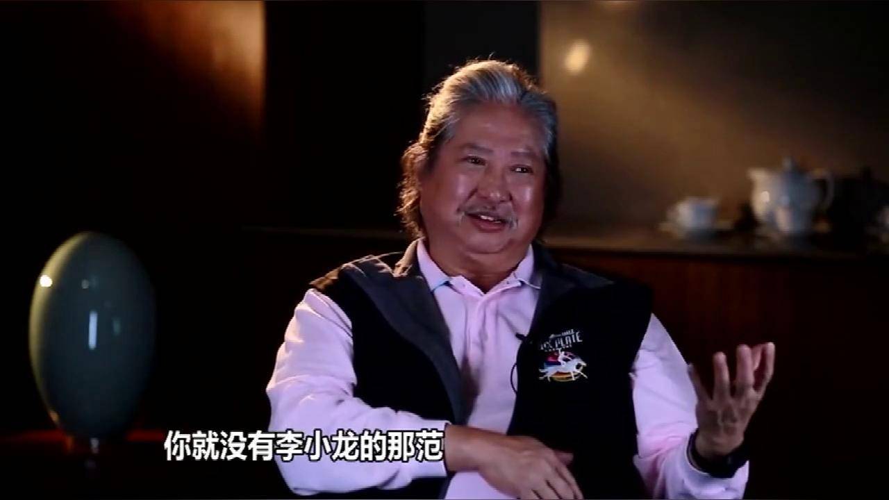 原创成龙在片场被怂恿与陈惠敏较量连中三拳疼得呲牙咧嘴强装淡定