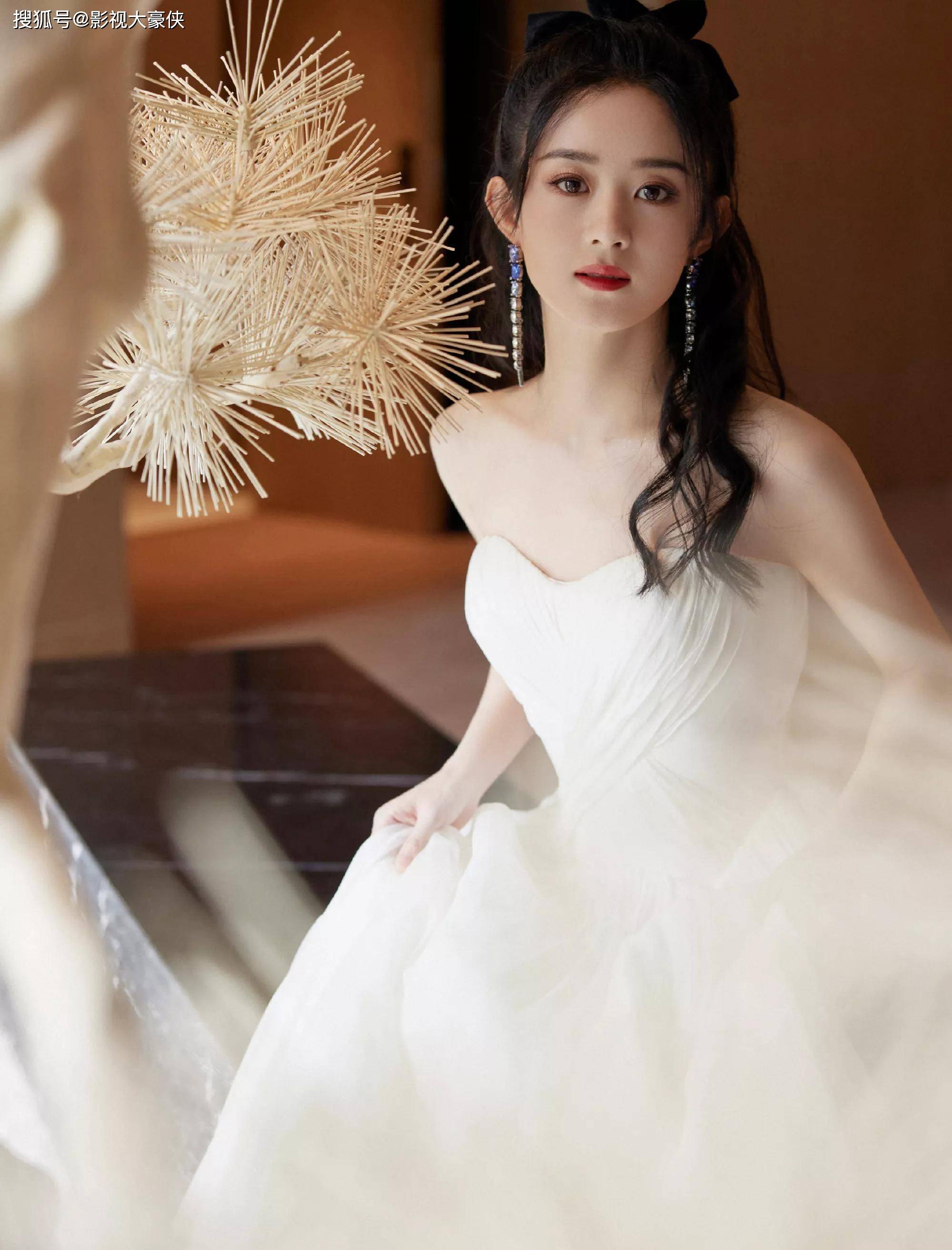 赵丽颖一袭白色公主裙,尽显佳人本色,离婚后状态更好了