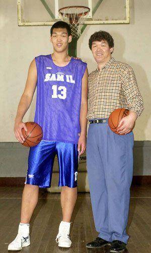 李楠砸球吼杜锋姚明狂虐河升镇靠17个三分复仇男篮靠的是他俩