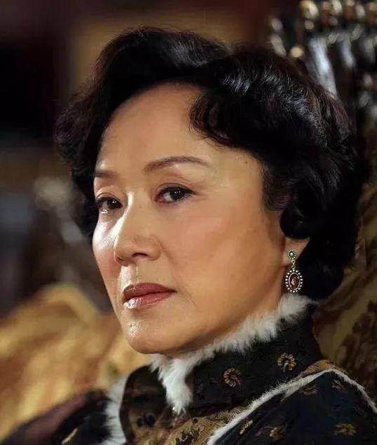 但生活中的吴竞,却拥有"相守白头"的完美婚姻,吴竞的丈夫是一位演员