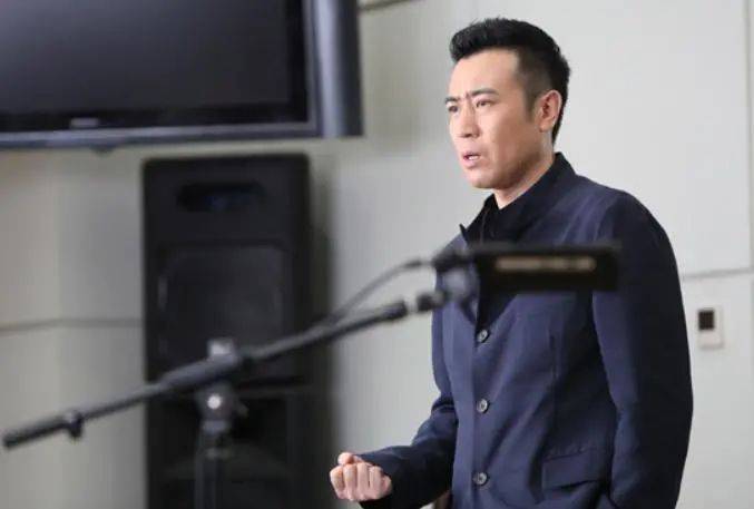 原创视帝于和伟:3岁丧父,吃姐姐奶水长大,闷骚25年,可算红了