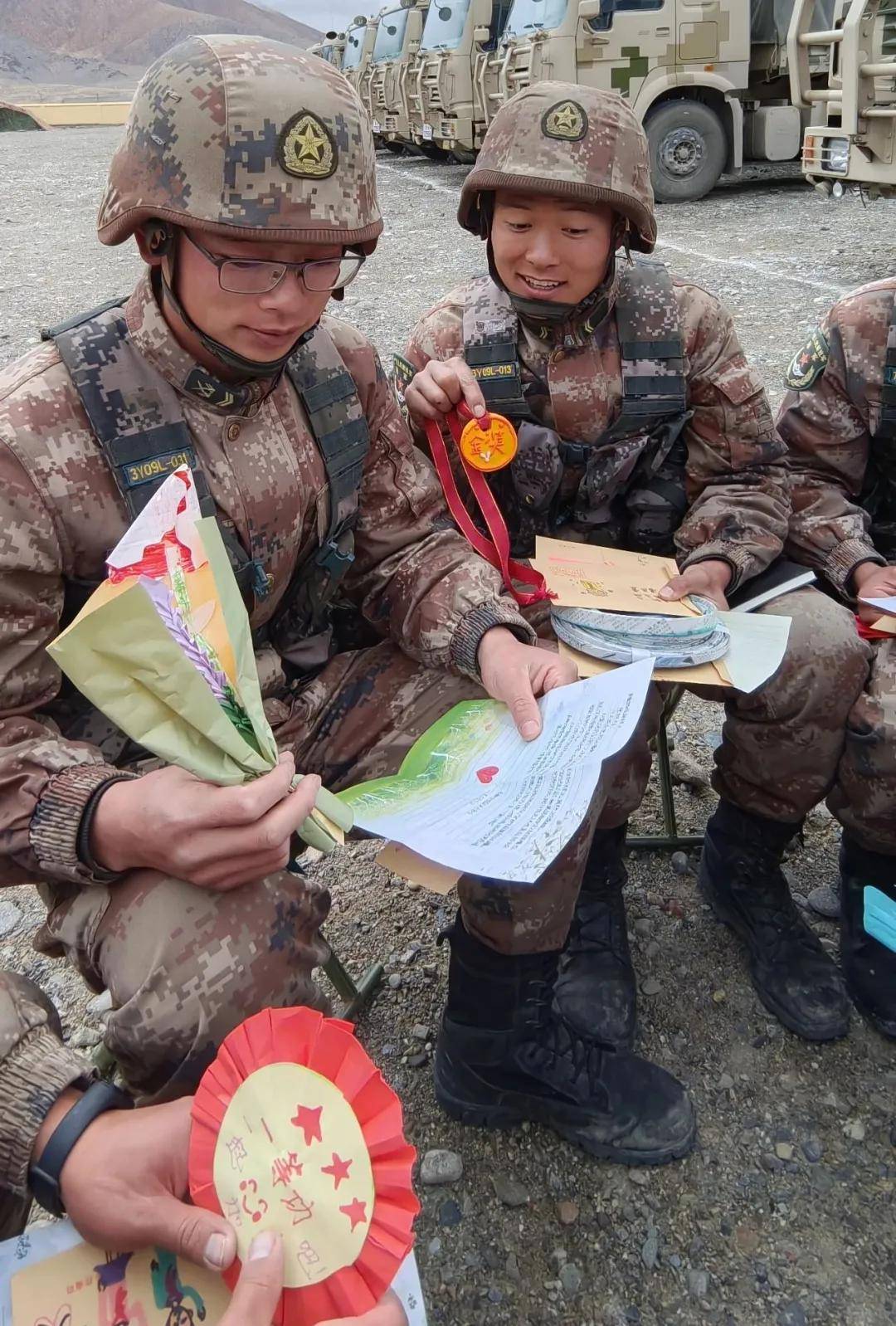 这份礼物齁甜!边防官兵收到来自宝鸡高新一小学生的暖心包裹