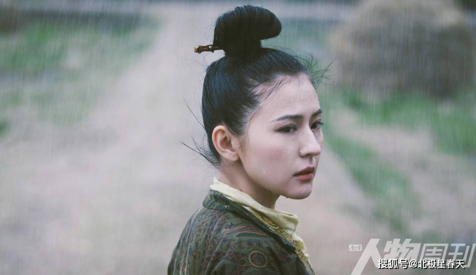 哈萨克族美女,机场穿吊带被全网怒骂,痛失白玉兰奖的热依扎行吗