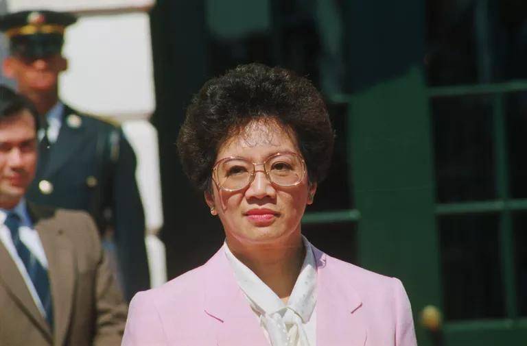 原创菲律宾第一位女总统科拉松阿基诺的传记
