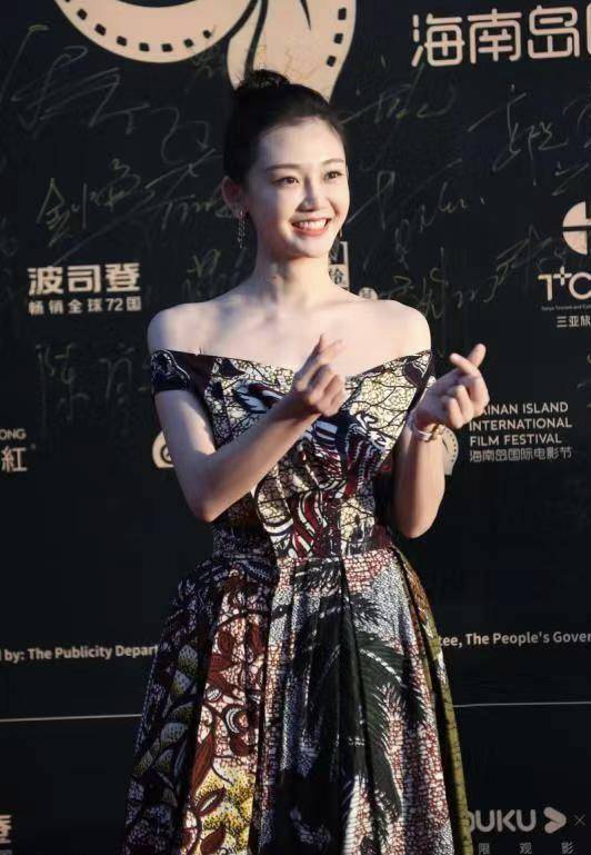 原创苗苗也太"耐看"了!身穿彩色抹胸裙亮相,彰显出满满的高级感