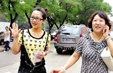 杨紫晒照为妈妈庆生母女同框长得太像意外替杨紫回击整容质疑