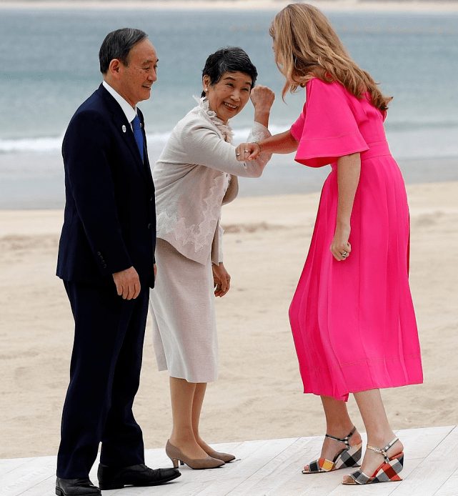 原创g7峰会日本第一夫人拘谨!月光白蕾丝套装好低调,东方气质最独特