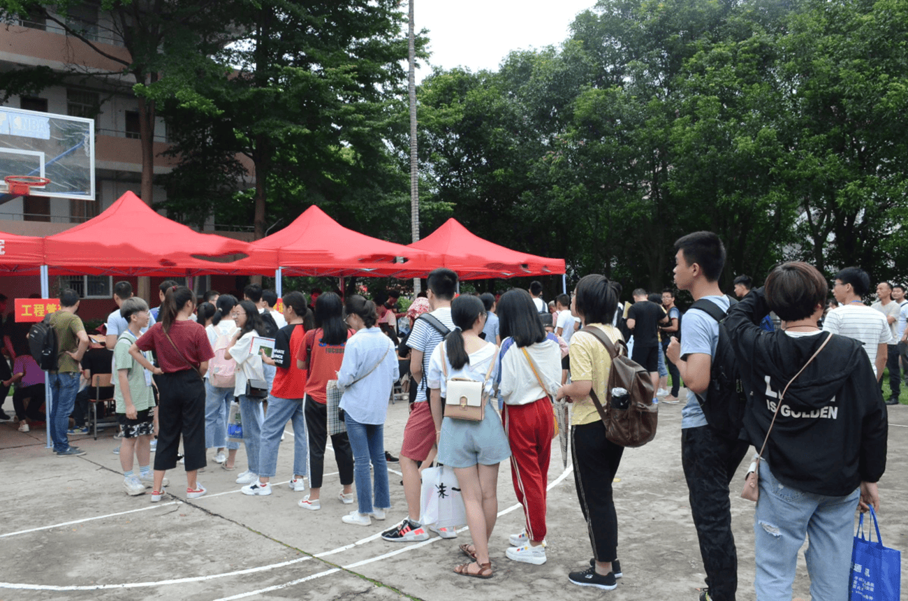大一新生开学,和这4类学姐保持距离,否则很容易被坑