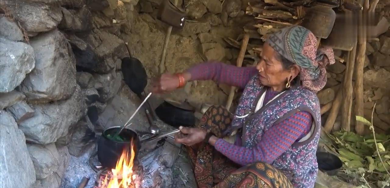 原创尼泊尔老人和他两个老婆的日常生活,日子过的寒酸但很幸福,羡慕
