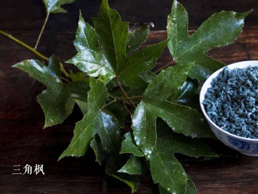 用天然植物密蒙花,枫香叶,红高粱,紫蕃藤等精细熬制成汁,染成黑,紫
