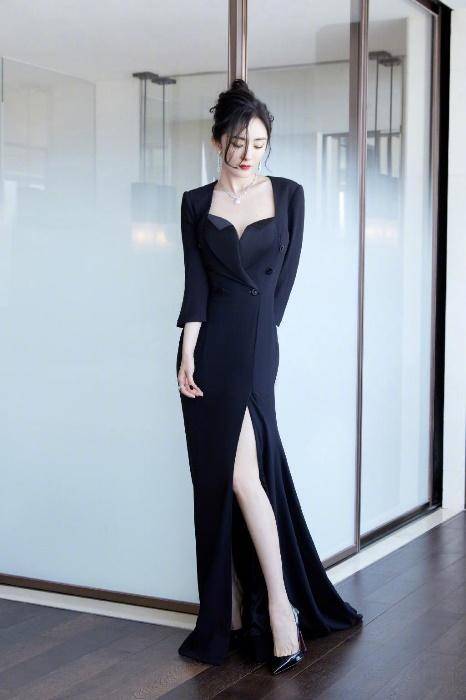 杨幂不愧是尤物穿小黑裙秀贵妇身材性感中自带优雅气质