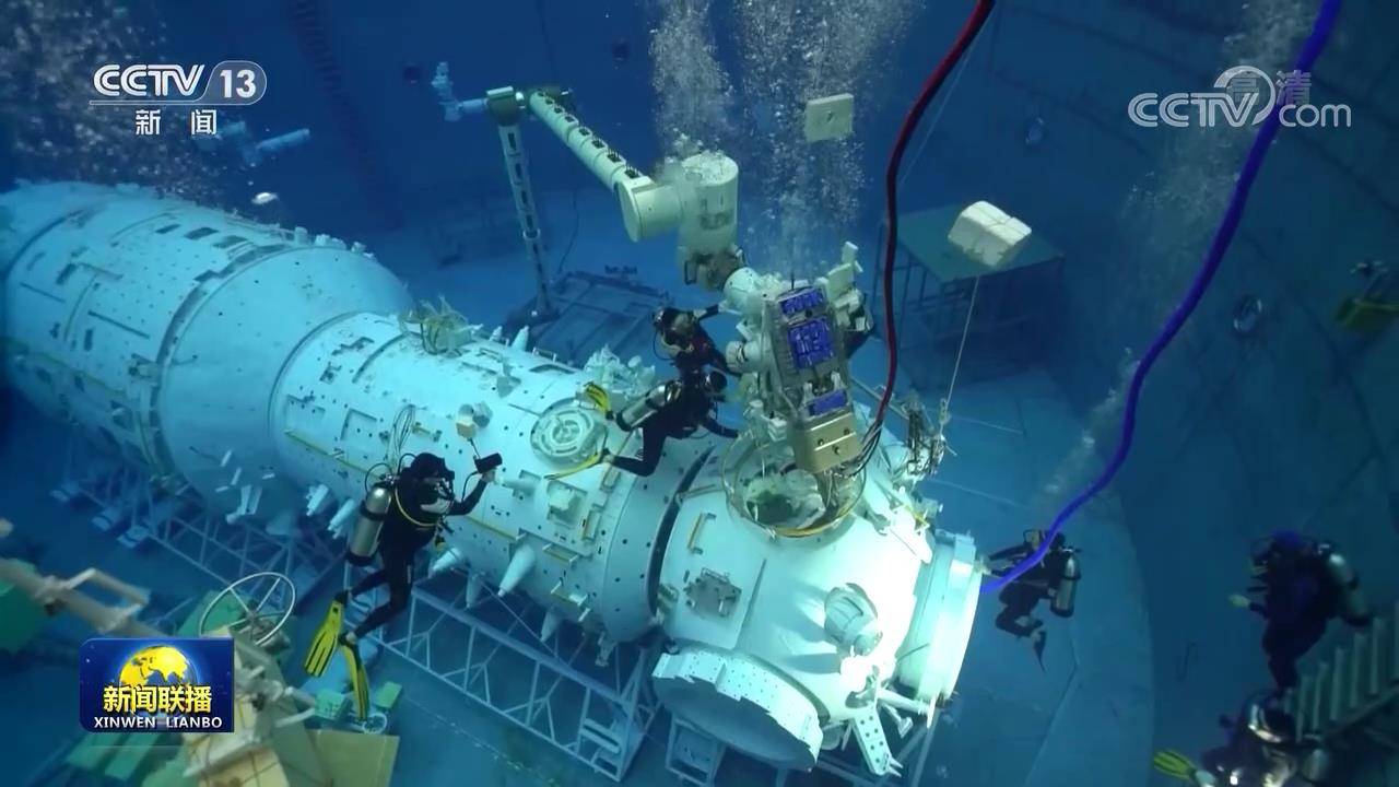 原创天宫空间站失重水槽公开核心舱等比例复现还有机械臂