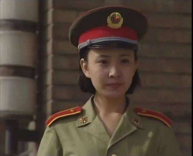 1996年,刚毕业的刘薇薇拍摄《红十字方队,饰演善良坚韧的女兵思琪.