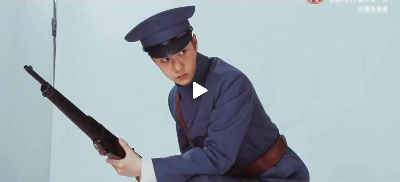 王一博《理想照耀中国抉择》定妆花絮曝光,3套造型有气质,拿枪回头