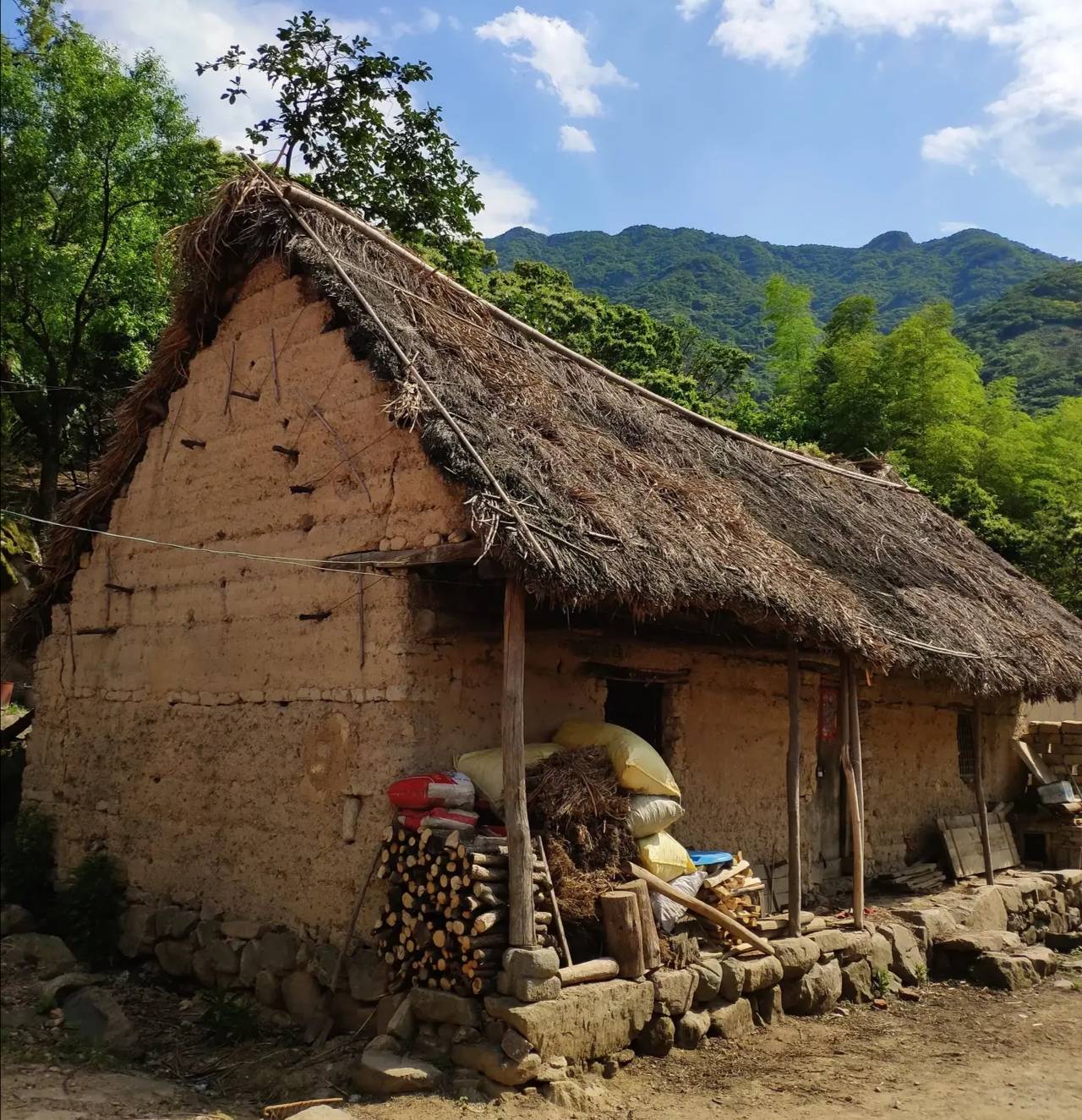 原创农村60后童年居住过的土墙茅草屋已成现在富人眼中的一道风景