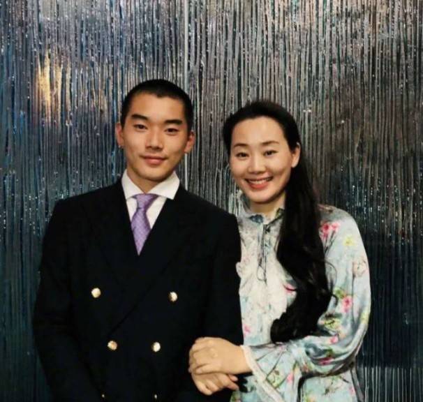 第一任妻子捧红他,第2任妻子让他成富豪,如今成人生赢家_林依轮