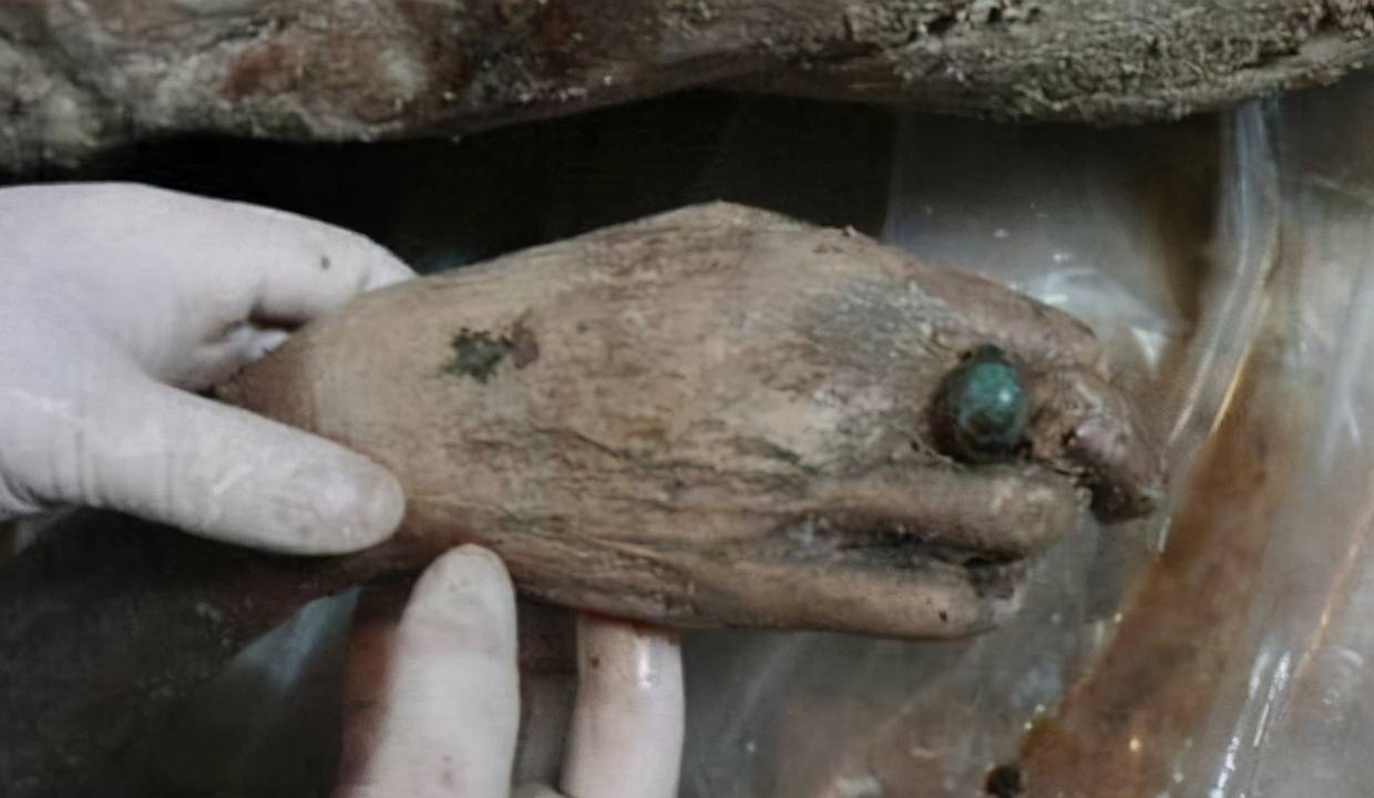 原创10年前,江苏古墓出土不腐女尸,手戴绿宝石戒指,身份成谜