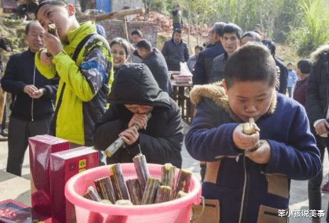 印度人吃甘蔗vs中国人吃甘蔗,差距明显,难怪印度人会嫌中国落后