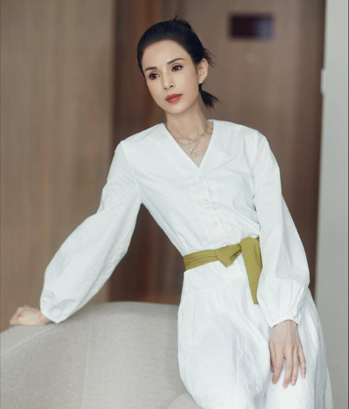 李若彤晒白色长裙美照,不食人间烟火的仙女形象