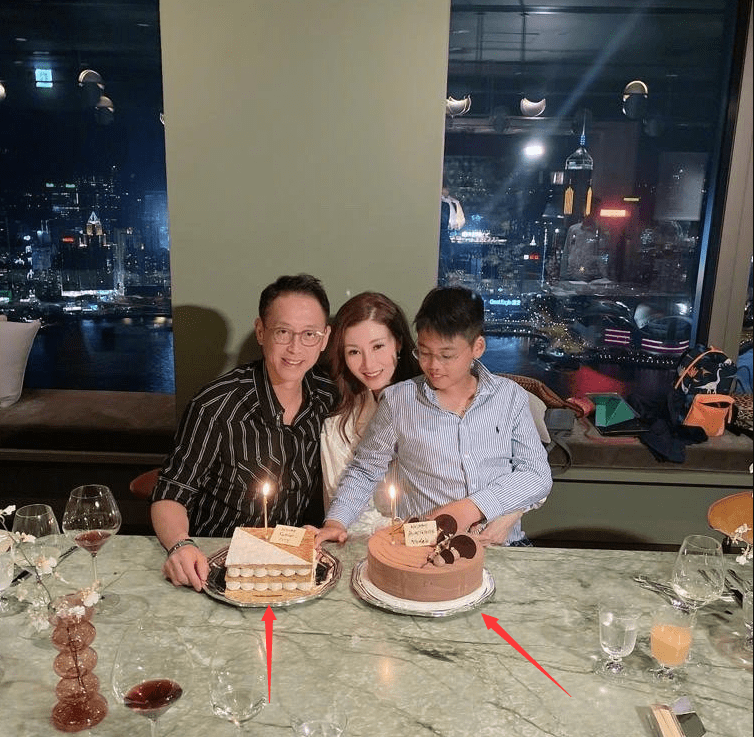 原创51岁李嘉欣晒家庭合照,儿子老公如复制粘贴,73层豪宅夜景太抢眼