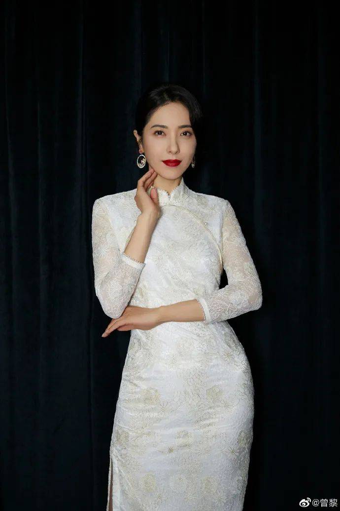 曾黎白色旗袍写真气质绝美!性感曼妙魔鬼身材太惊艳了