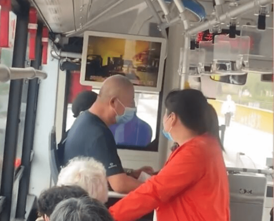 大连一公交车司机因老人不说话让老人滚下车好心乘客求情被怒怼