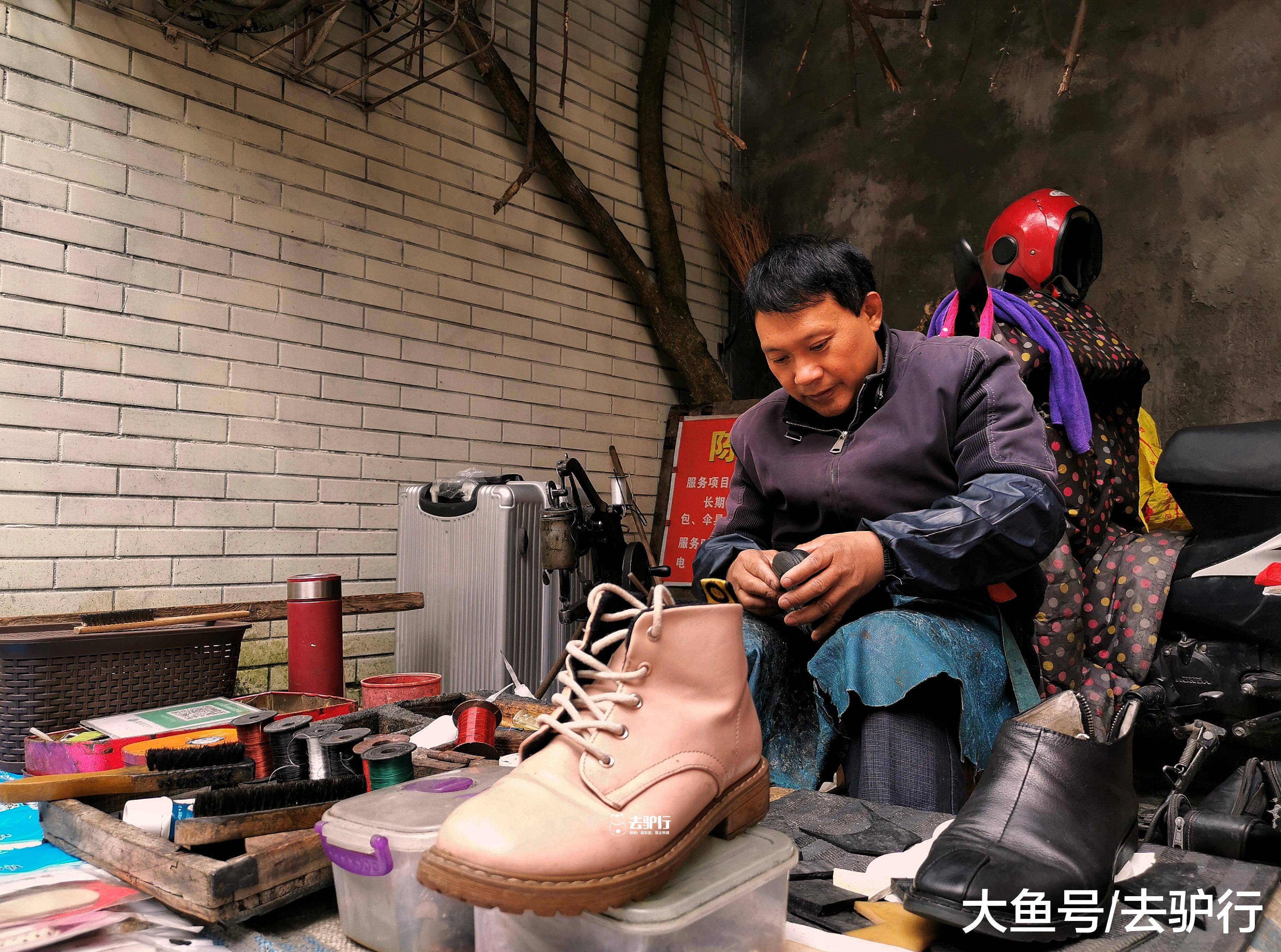 四川老街修鞋匠:不懂啥叫工匠精神,只想把鞋修好,见不得浪费