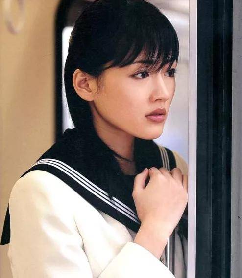 唐泽雪穂-绫濑遥《白夜行》唐泽雪穗幼年时被母亲逼迫出卖身体,在生理