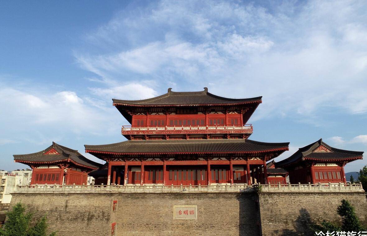 襄阳城 襄阳城约始筑于西汉高帝六年,三面环水,一面靠山,易守难攻,为