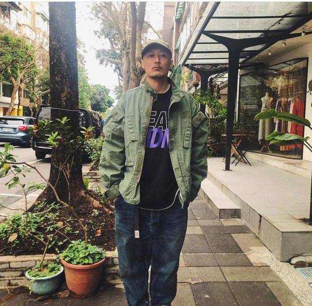 余文乐晒近照,带2岁儿子看薰衣草花海,单手抱娃爸爸力