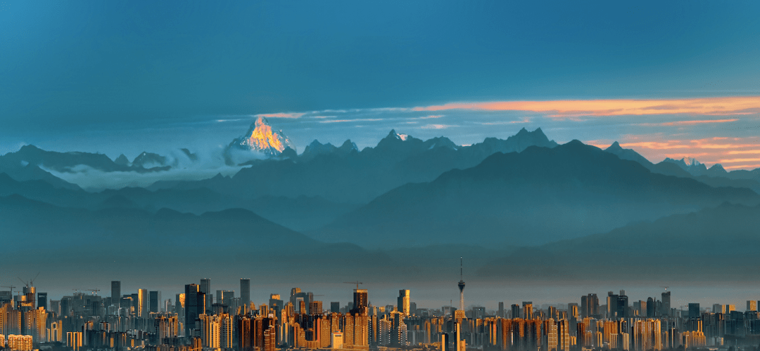 雪山下的公园城市有美景更有幸福场景