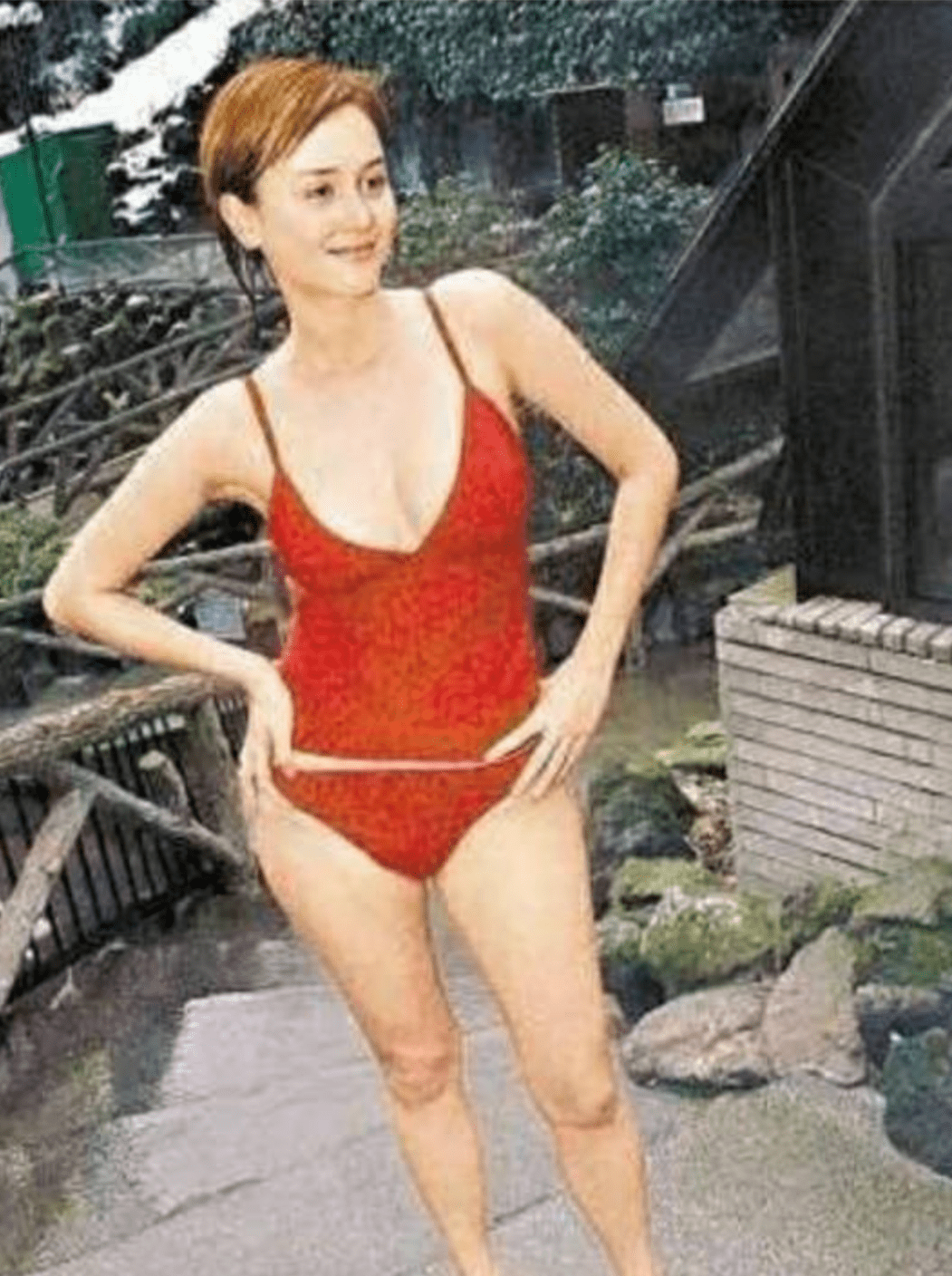 从韩君婷的一张照片中,我们可以看到韩君婷腰间和腿上的赘肉,这些