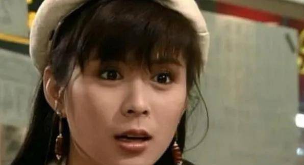 1996年与新加坡演员黄世南结婚,生了两个儿子,婚后也一直演戏.