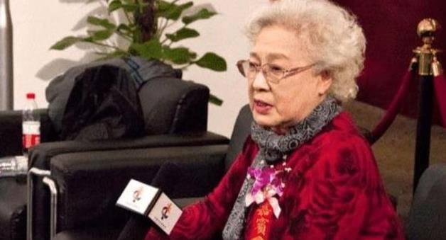 她是国内最老的女演员,快100岁了还在演电影,丈夫儿子