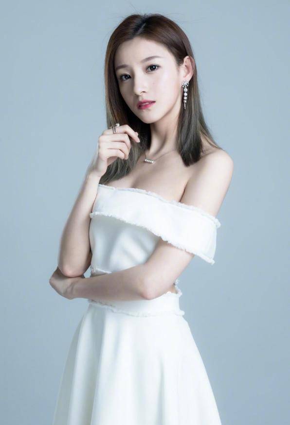 成央视最美女主持的马凡舒,18岁走秀泳装不慎滑落,淡定走完全程