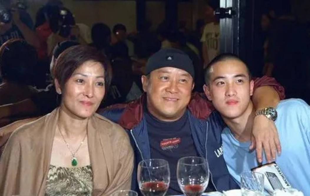 原创曾志伟妻子生前遗愿曝光,家人低调送别最后一程,感动网友!