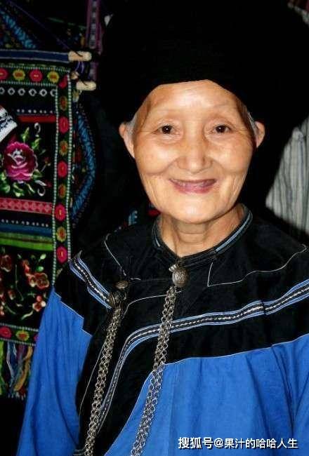 如今的杨炳莲已100岁高龄,即使脸上浮现了许多皱纹,却依稀可见年轻时