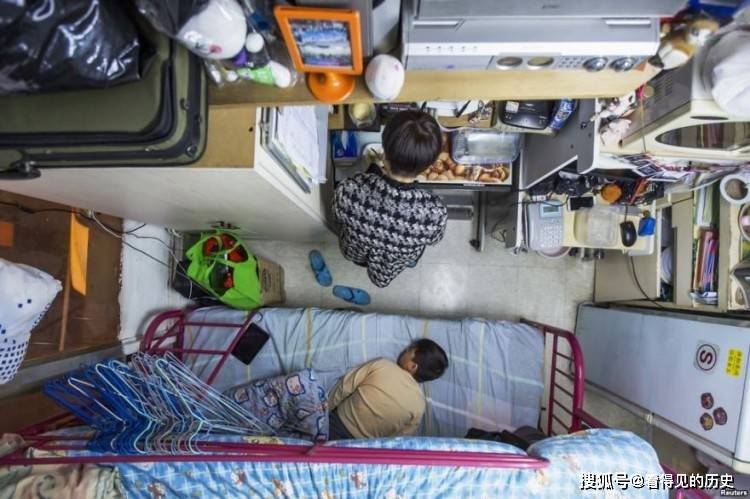 一间不到十平方米的小房子,却居住下整整一家人,这便是成千上万香港人