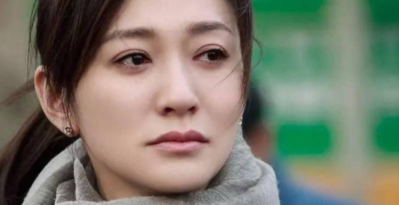 原创45岁李小冉活动生图曝光,穿着单薄略显疲态,冷白皮的她真抗老?