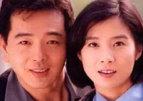 原创61岁张晨光和老婆儿子近照,妻子太会保养,既漂亮气质又好